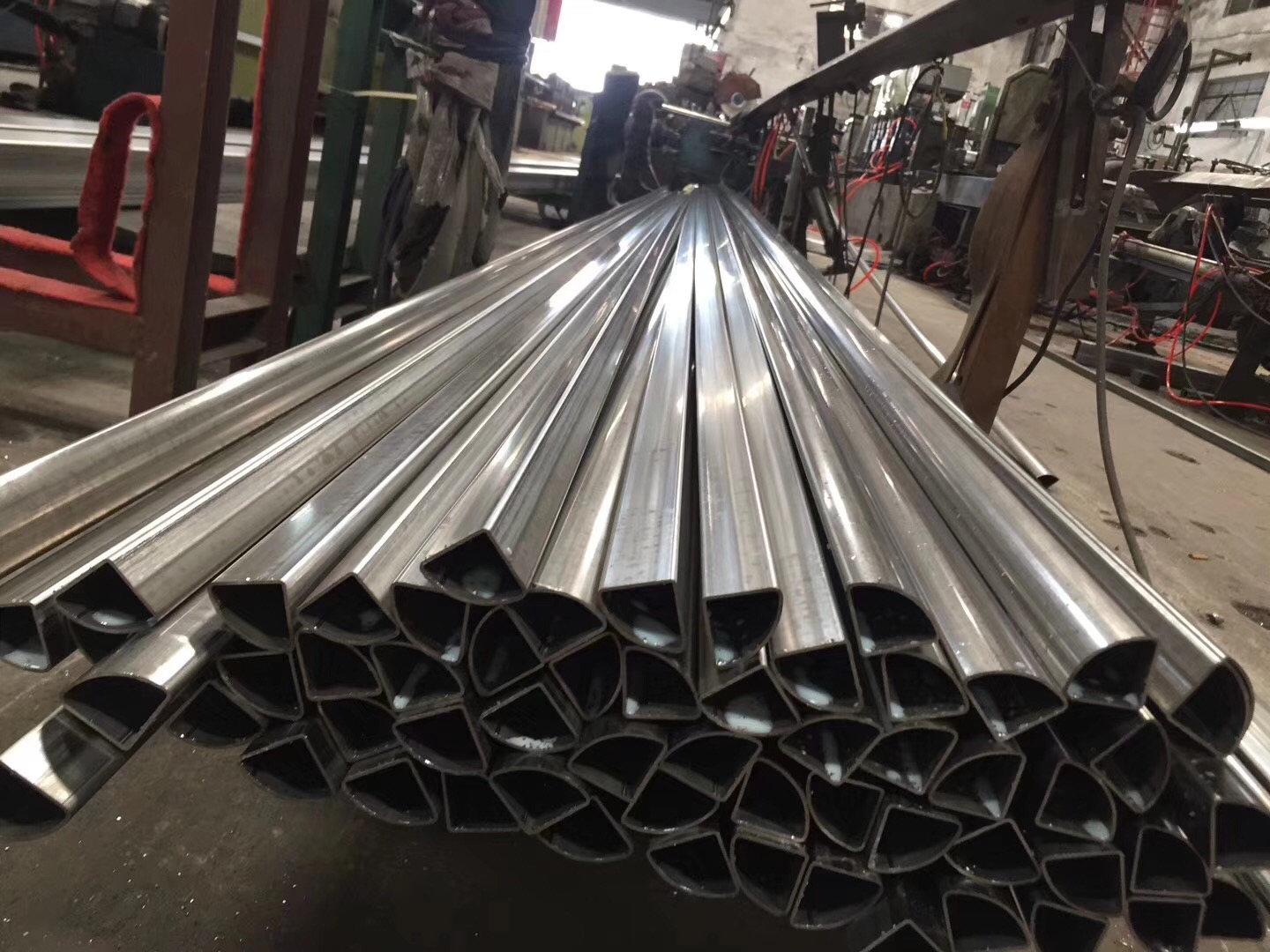 What should I do if the surface pores and welds are not filled when welding the groove of stainless steel special-shaped pipe?