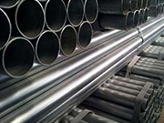 What are the procedures for dealing with rust on galvanized carbon steel pipes