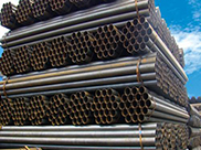 How does qualified steel pipe behave in terms of straightness, roundness, and welding